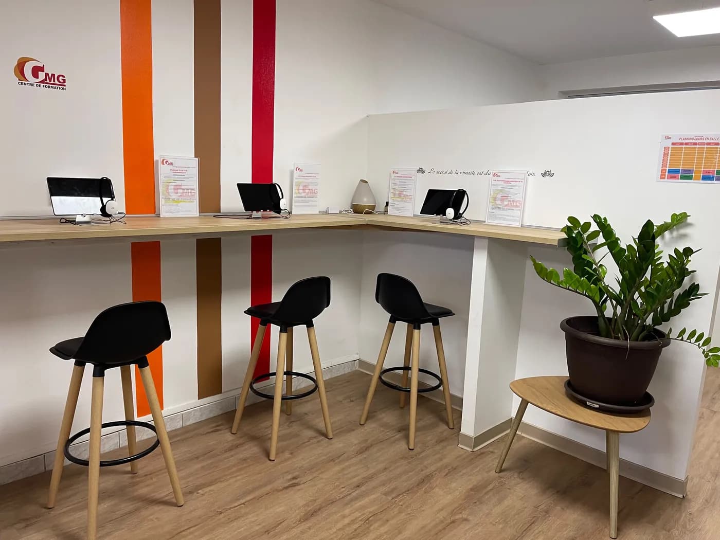 Espace élèves : comptoir de travail et tabourets — Basse-Terre