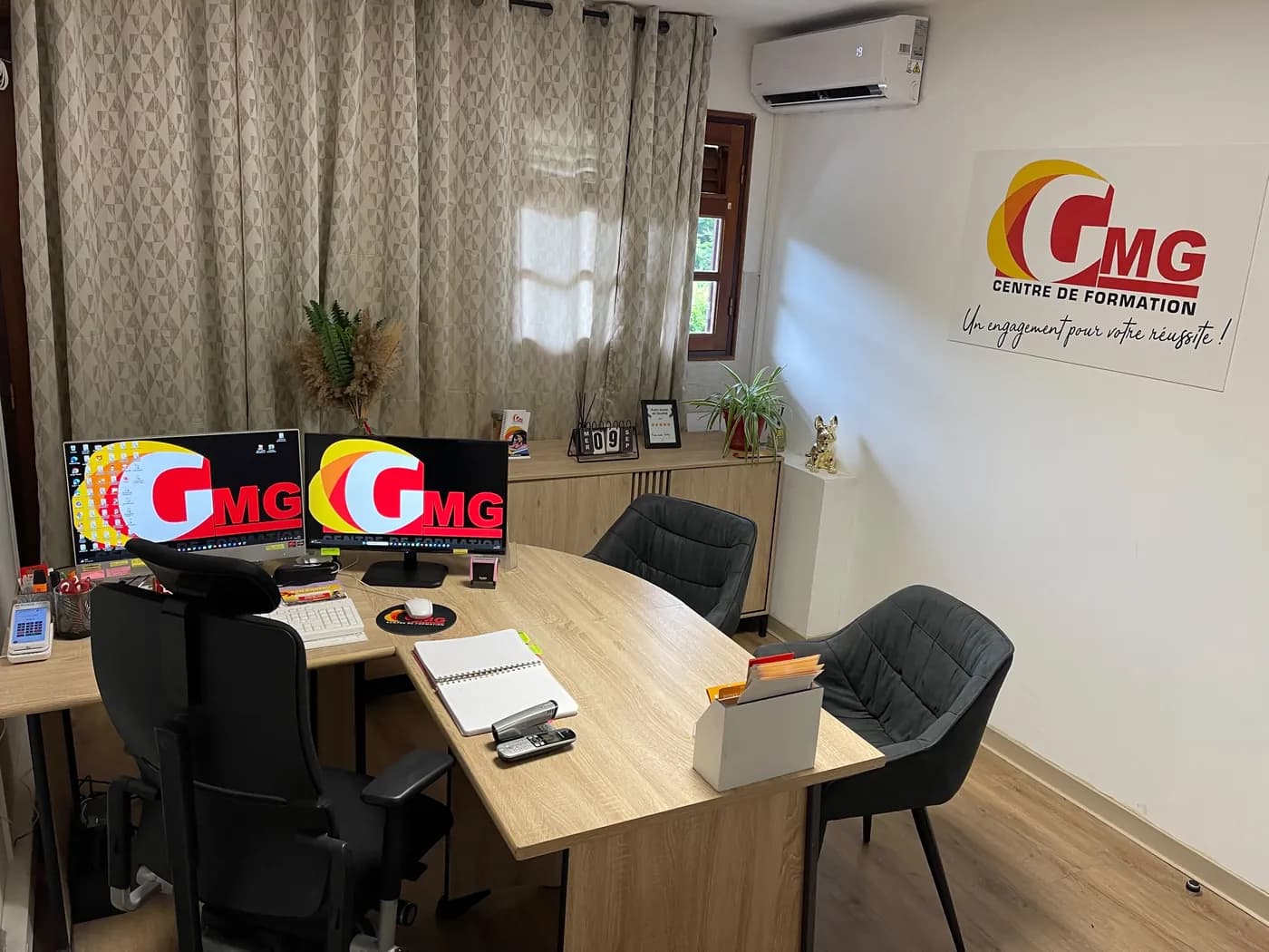 Bureau d’accueil sous l’enseigne murale GMG — Basse-Terre