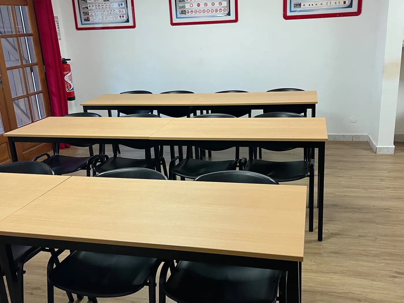 Salle de code, tables d’examen et planches de signalisation — Basse-Terre