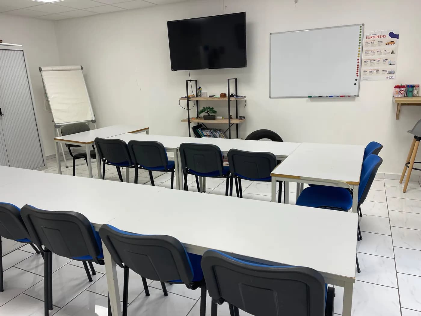 Salle de code en configuration d’examen, écran et tableau blanc — Capesterre-Belle-Eau