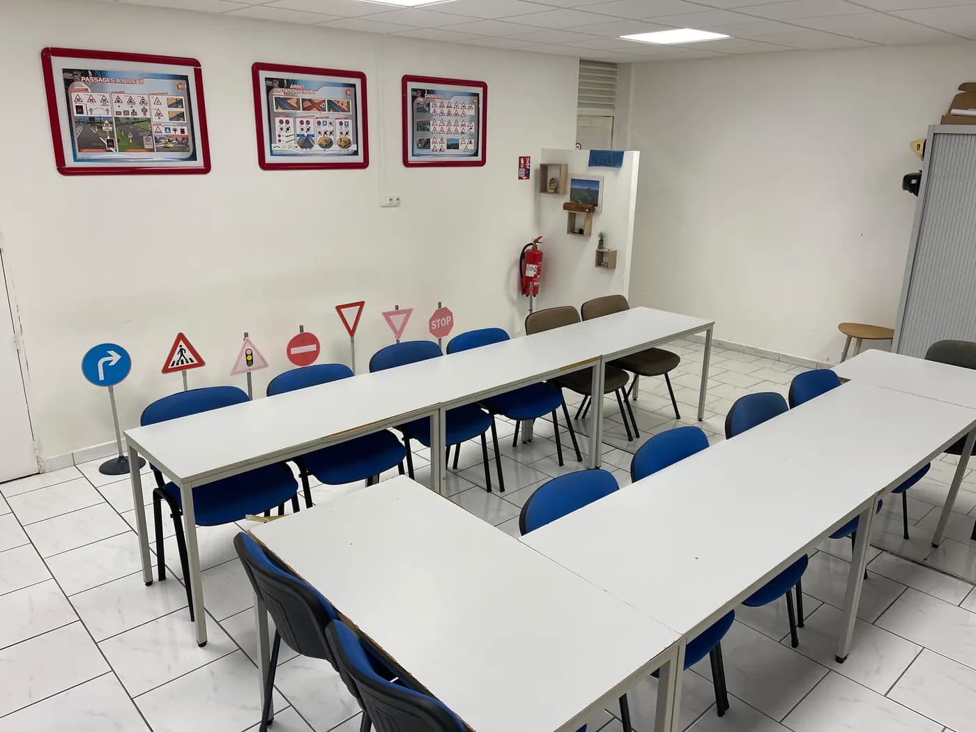 Salle de code et ses panneaux de signalisation — Capesterre-Belle-Eau
